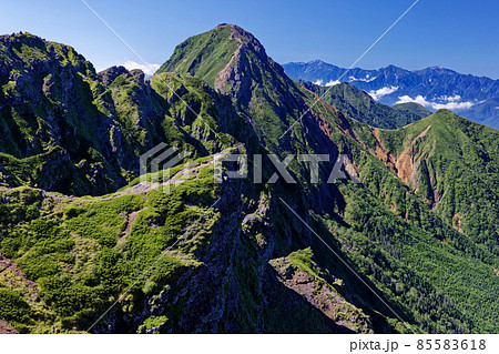 八ヶ岳連峰・横岳から見る赤岳と南アルプス 85583618