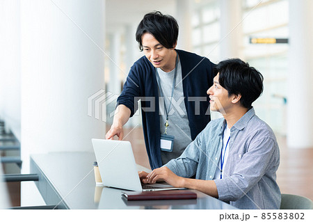 ビジネス ビジネスマン エンジニア オフィスカジュアル オフィス ビジネス ビジネスマン エンジニア オフィスカジュアル オフィス 85583802