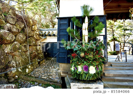 松江城天守入り口の門松　正月の国宝松江城 85584066