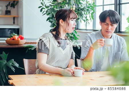 ドリンクを飲んで驚く男女 85584086