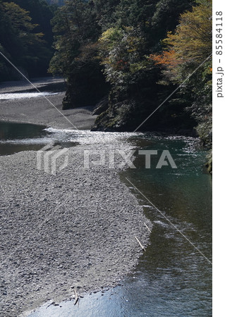 秋の歩危峡 85584118