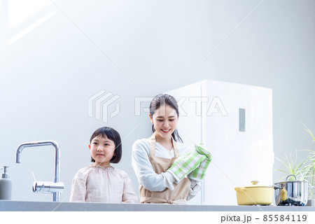 ママと一緒に料理をする小学生 85584119