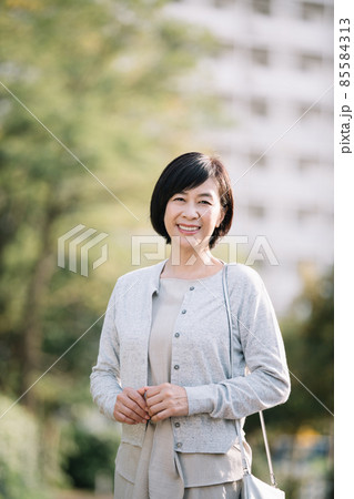住宅街を歩くミドル女性・上品な笑顔の日本人女性 住宅街を歩くミドル女性・上品な笑顔の日本人女性 85584313