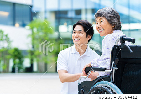 車椅子の高齢者と介護福祉士の若い男性 撮影協力「LINK FOREST」 車椅子の高齢者と介護福祉士の若い男性 撮影協力「LINK FOREST」 85584412