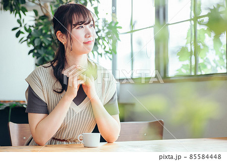 おしゃれ空間でホットドリンクを飲む女性 85584448