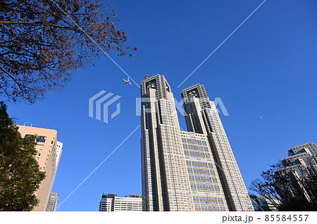 東京都庁の上を通過する航空機の風景 85584557