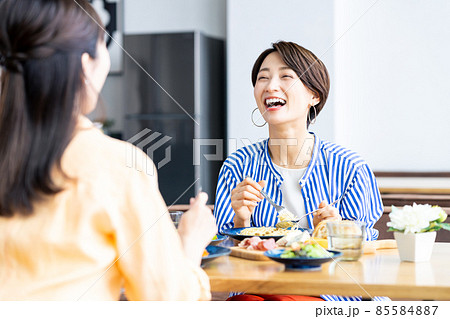 カフェで友達とランチをするミドルの女性 85584887