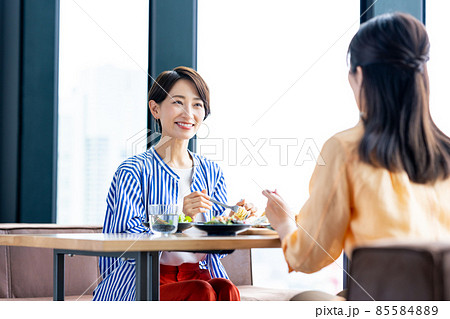 カフェで友達とランチをするミドルの女性 85584889