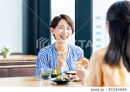カフェで友達とランチをするミドルの女性 85584890