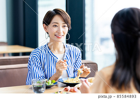 カフェで友達とランチをするミドルの女性 85584893