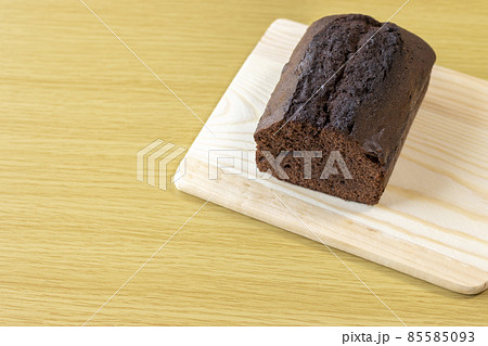 チョコレートパウンドケーキをまな板で切るイメージ。バレンタインデーイメージ。 チョコレートパウンドケーキをまな板で切るイメージ。バレンタインデーイメージ。 85585093