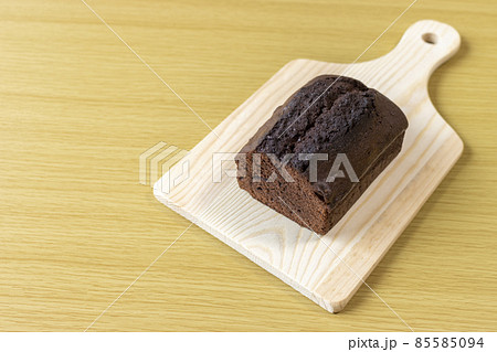 チョコレートパウンドケーキをまな板で切るイメージ。バレンタインデーイメージ。 チョコレートパウンドケーキをまな板で切るイメージ。バレンタインデーイメージ。 85585094