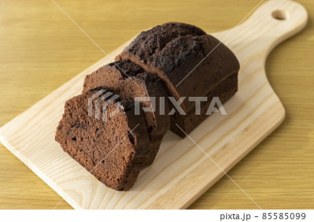 チョコレートパウンドケーキをまな板で切るイメージ。バレンタインデーイメージ。 85585099