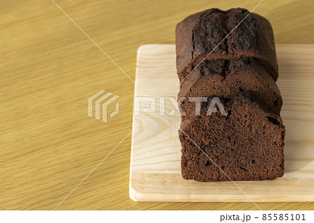 チョコレートパウンドケーキをまな板で切るイメージ。バレンタインデーイメージ。 チョコレートパウンドケーキをまな板で切るイメージ。バレンタインデーイメージ。 85585101