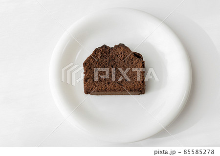 お皿に盛りつけたチョコレートパウンドケーキ。バレンタインデーイメージ。 85585278