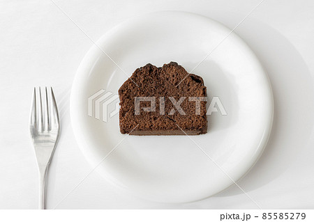 お皿に盛りつけたチョコレートパウンドケーキ。バレンタインデーイメージ。 85585279