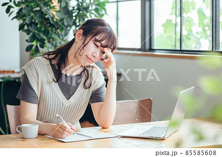 カフェで勉強する女性(困る) カフェで勉強する女性(困る) 85585608