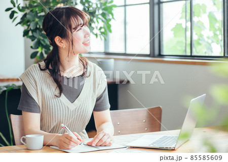 おしゃれ空間で勉強する女性(考える) おしゃれ空間で勉強する女性(考える) 85585609