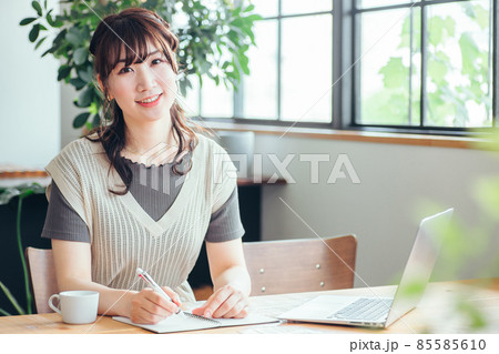 おしゃれ空間で勉強する女性(考える) おしゃれ空間で勉強する女性(考える) 85585610
