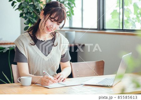 おしゃれ空間で勉強する女性(考える) おしゃれ空間で勉強する女性(考える) 85585613