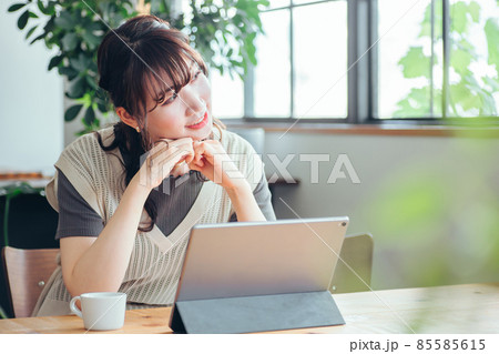 タブレットPCを見る女性 タブレットPCを見る女性 85585615