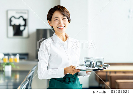 カフェで働くミドルの女性 85585625