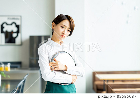 カフェで働くミドルの女性 カフェで働くミドルの女性 85585637