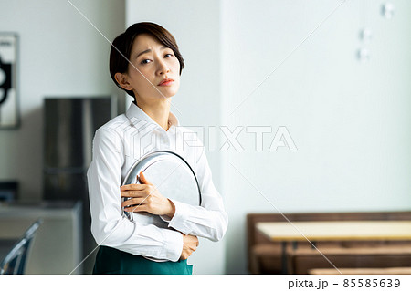 カフェで働くミドルの女性 85585639