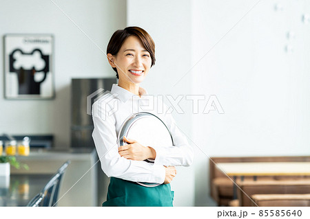 カフェで働くミドルの女性 85585640