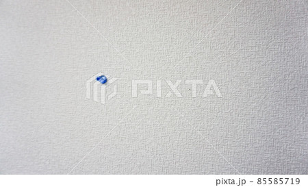 白い壁に刺さった青い画鋲 白い壁に刺さった青い画鋲 85585719