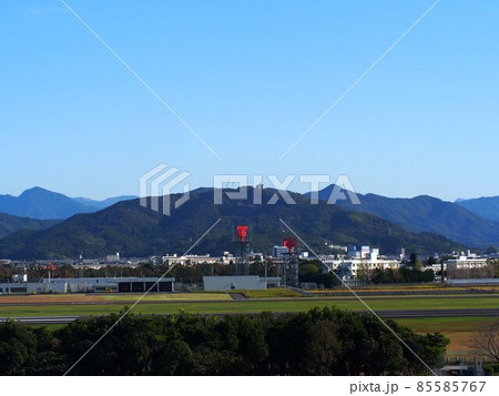 晩秋の三宝山と高知龍馬空港(青空と四国山地と滑走路) 晩秋の三宝山と高知龍馬空港(青空と四国山地と滑走路) 85585767