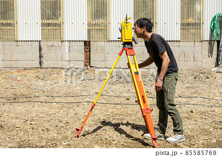 測量をする土地家屋調査士 85585769