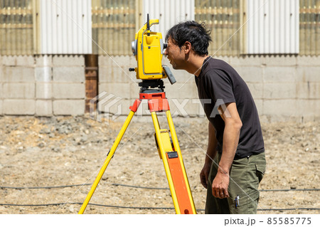 測量をする土地家屋調査士 85585775