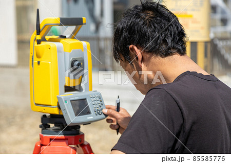 測量をする土地家屋調査士 85585776