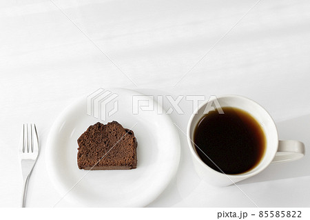 チョコレートパウンドケーキとコーヒー。バレンタインデーイメージ。 チョコレートパウンドケーキとコーヒー。バレンタインデーイメージ。 85585822