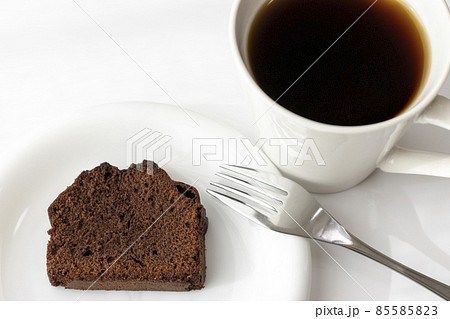 チョコレートパウンドケーキとコーヒー。バレンタインデーイメージ。 85585823