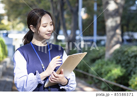 街角アンケートとっている女性の写真素材 街角アンケートとっている女性の写真素材 85586371
