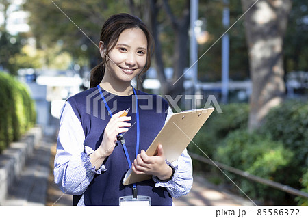 街角アンケートとっている女性 写真素材 街角アンケートとっている女性 写真素材 85586372