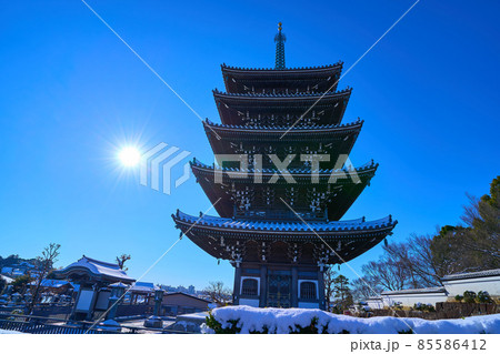 降雪後の神奈川県川崎市麻生区の香林寺の五重塔 降雪後の神奈川県川崎市麻生区の香林寺の五重塔 85586412