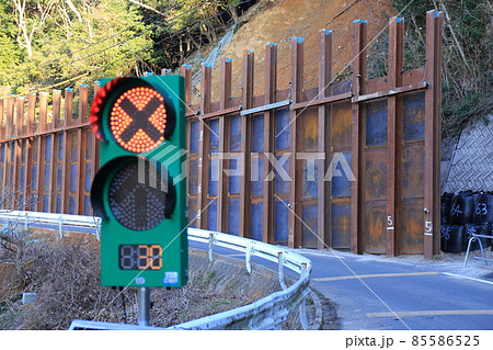 土砂崩れのため法面の道路工事 85586525