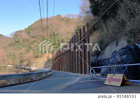 土砂崩れのため法面の道路工事 85586531