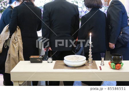 故人と対面する親族の写真素材