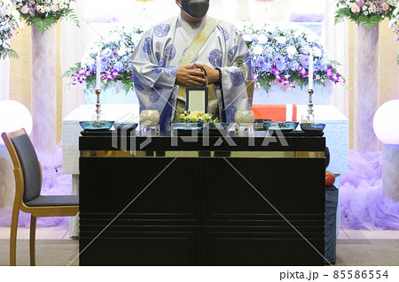 お説法をする住職 85586554