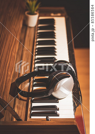 headphone on classical piano. music background 85586564