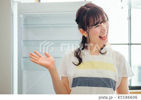 何も入ってない冷蔵庫を見る女性 85586606