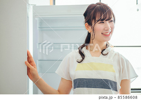 何も入ってない冷蔵庫を見る女性 何も入ってない冷蔵庫を見る女性 85586608