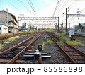 踏切から伸びる線路の先に見える駅 85586898