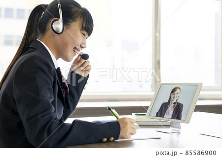 オンライン授業を受ける女子学生　撮影協力:WEEK芝大門（サンフロンティア不動産） 85586900
