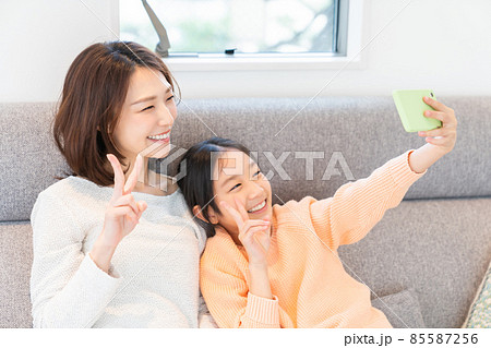 親子とスマホ 自撮り 親子とスマホ 自撮り 85587256
