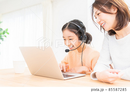 パソコンで勉強する親子　通信学習 85587285